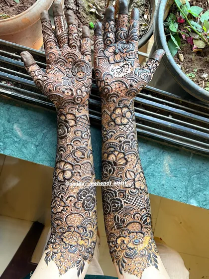The back of the hands, featuring a continuation of the intricate patterns from the front, ensuring a complete and beautiful bridal look.
