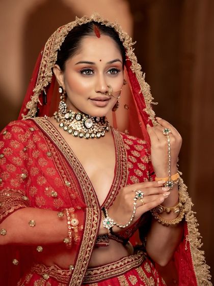 This close-up shot shows the detail of the bridal choker and hath phool hand jewellery. Renting a full set ensures all your accessories match perfectly.