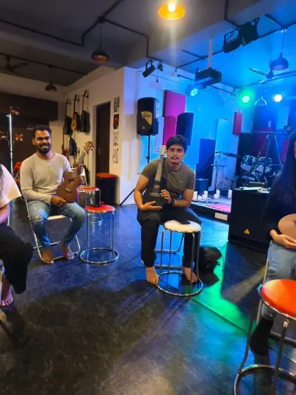 A snapshot of our beginner ukulele workshop. This is what it's all about: a relaxed, barefoot, and fun group setting where everyone learns together.