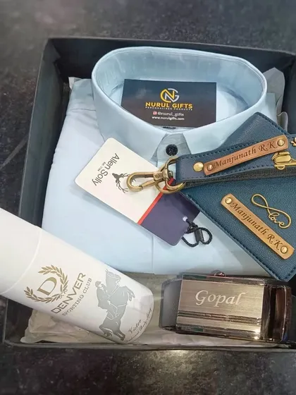 Another view of the complete hamper, showing the quality of the branded shirt and the detailed personalization on the accessories.