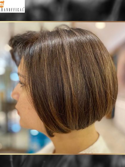 A profile view of the golden bob, showing the precision of the cut and the beautiful placement of the highlights. It's all about creating a polished, sophisticated style.