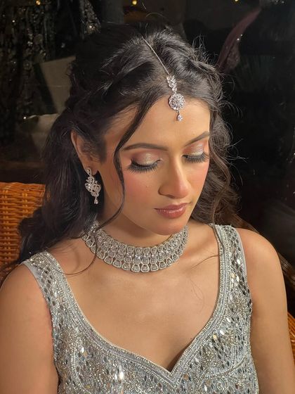 A close-up of the bride's makeup and the soft waves of her hairstyle, a perfect combination for her engagement.