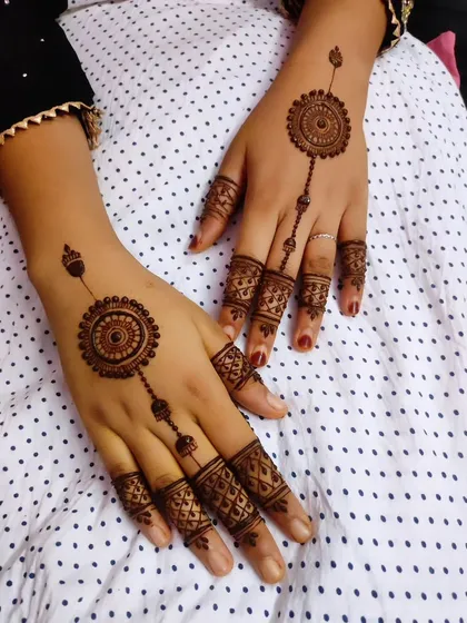 A classic and elegant mandala design, connected to the fingers with a jewelry-like chain of dots.