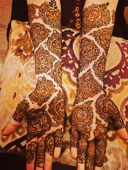 A gorgeous "jaal" or net design with repeating rose motifs. This style is very popular for bridesmaids and wedding guests.
