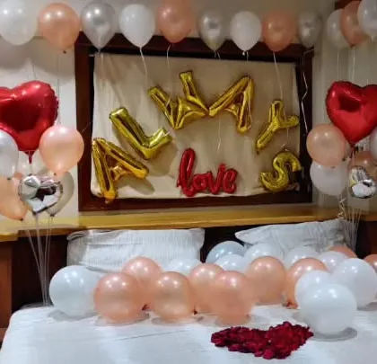 A sweet and simple couple's room decoration. We use foil letters to spell 'Always Love', and decorate the bed and ceiling with pastel and silver balloons.