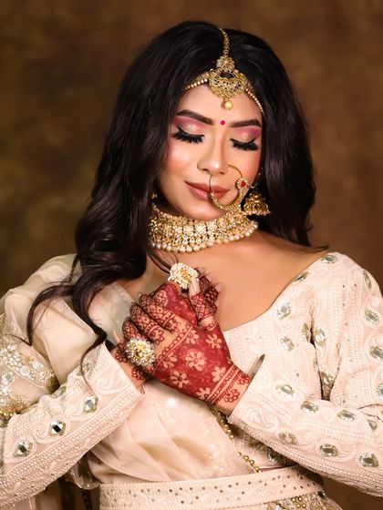 Fresh, radiant glam for this gorgeous bride. The pink-toned eyeshadow and intricate henna look beautiful together.
