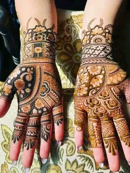 A beautiful floral-themed mehandi with a mix of modern and traditional styles. The use of negative space makes the flower patterns stand out clearly.