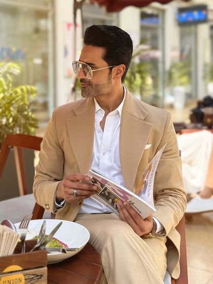 A classic beige suit for any occasion. This single-breasted jacket is a versatile piece, perfect for summer weddings or business meetings.