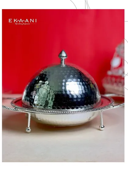 Unveil the art of serving. This beautifully crafted mini cloche-style bowl, with its hammered silver lid, adds sophistication while keeping your delicacies fresh.