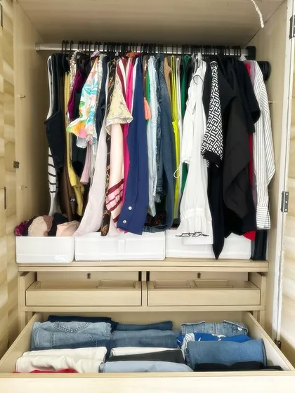 A beautifully organized men's wardrobe. We file-folded jeans in the drawers and hung shirts and tops, creating a system that is both neat and highly functional.