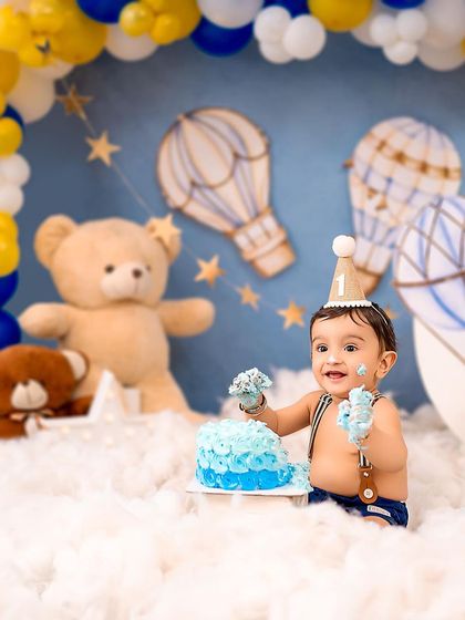 Up, up, and away! A hot air balloon themed cake smash is perfect for your little adventurer, complete with fluffy clouds and a colorful birthday cake.