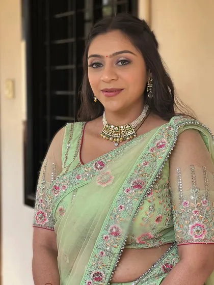 Another angle of this royal and glamorous look.