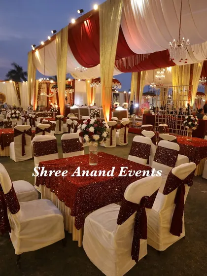 Another angle of the classic dining setup, showing the vastness of the lawn and the beautiful arrangement of tables.