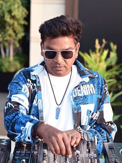 A relaxed photo before a weekend of back-to-back gigs. It's a marathon, not a sprint, and staying energized is crucial.