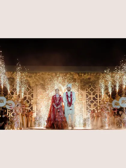 A finale worthy of a great love story. I coordinated the timing and placement of the cold pyrotechnics to frame the couple perfectly, creating a spectacular and celebratory moment that marked the beginning of their new journey together.
