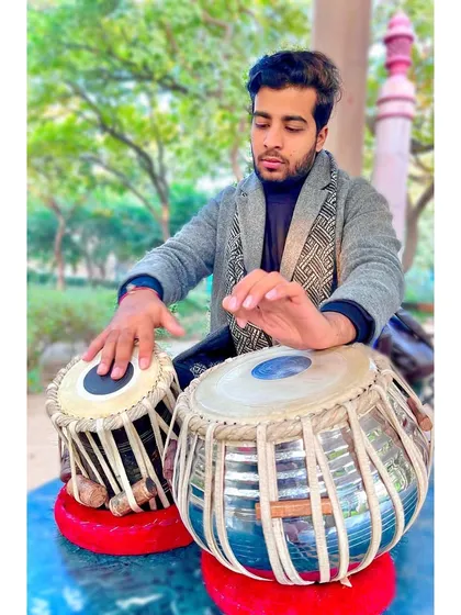 A moment of quiet practice outdoors. Tak Dhin.