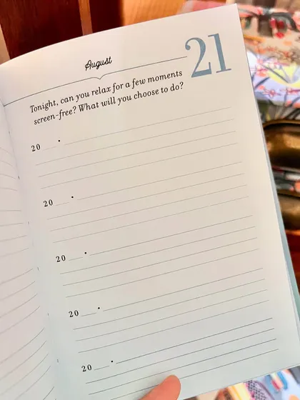 Imagine a night with no scrolling, just you and your thoughts. Our mindful journals include gentle prompts to encourage you to pause and reflect, making it a perfect screen-free bedtime ritual.