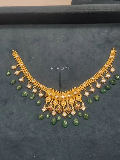The "Piroyi" or stringing stage. Here, we are adding emeralds and pearls to the upcycled gold frame, a step that brings color, movement, and a new personality to the piece.