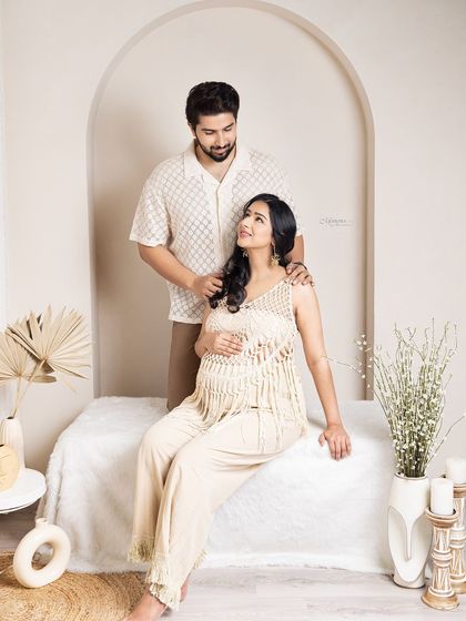 Something boho, something cool, something chic. This relaxed and stylish maternity portrait captures a modern, earthy vibe.