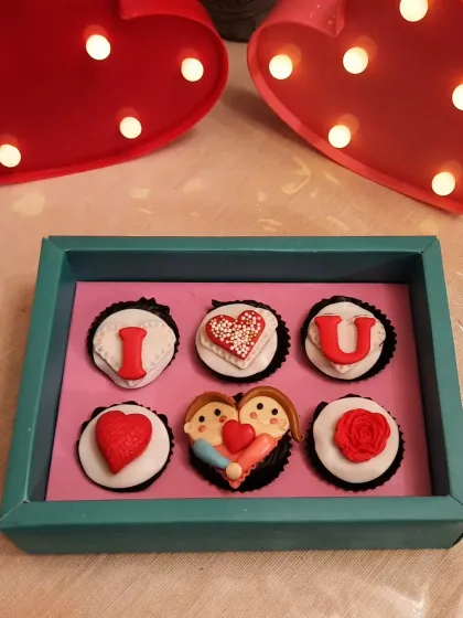 Another view of the popular "I ❤️ U" cupcake box, set against romantic heart-shaped lights. It's a perfect, ready-to-gift treat for your valentine.