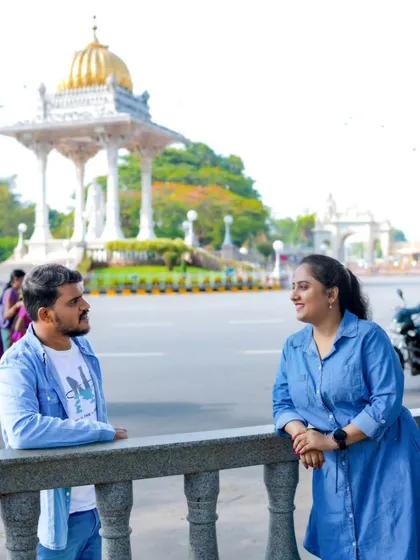 A relaxed, conversational moment captured near the Mysore Palace. These candid shots are often the most cherished.