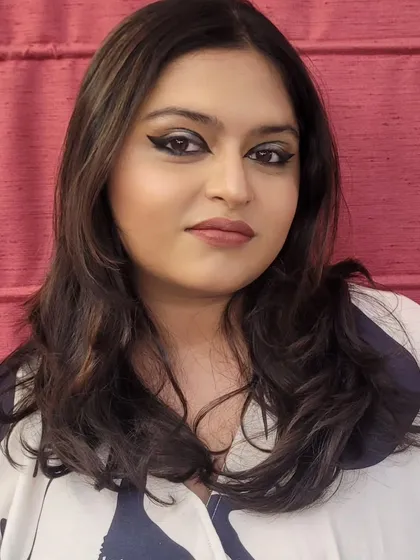 For something a bit more modern and edgy, I created this foxtail eyeliner look. It’s a graphic style that extends the classic cat-eye for a bold, editorial feel.