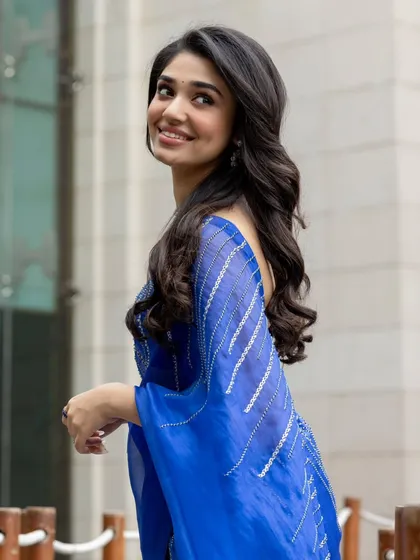 Krithi Shetty looks stunning in this vibrant blue saree. The simple yet modern design is perfect for a festive occasion or a formal event, showing how a single color can make a big impact.