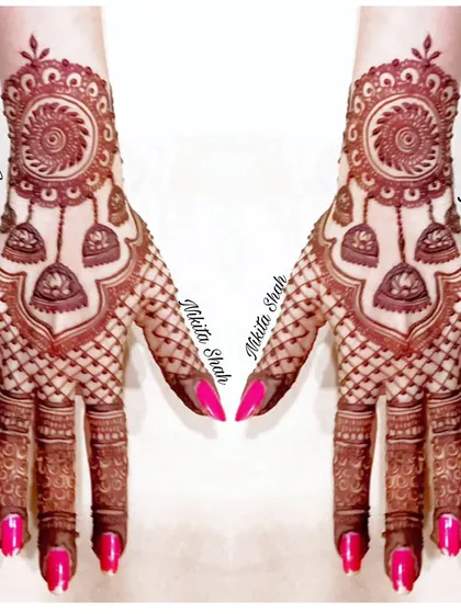The jhumka trend is still going strong! This back-hand design features a central mandala with hanging jhumka motifs for a fun and festive look.