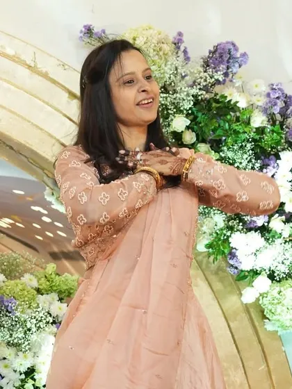A lovely moment from a ladies' group dance. I focus on simple, elegant steps that everyone can enjoy performing.