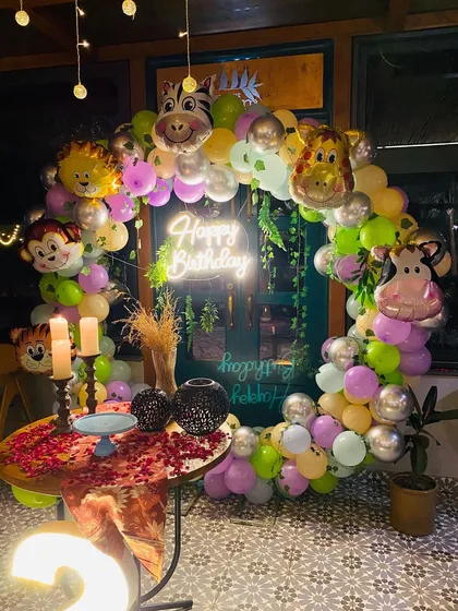 A closer look at the jungle animal foil balloons on the circular arch.