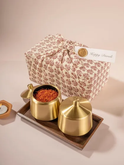 Another angle of the Doro Packaging gift set, this time showing the saffron inside one of the brass containers. This detail adds a touch of luxury and highlights the quality of the contents.