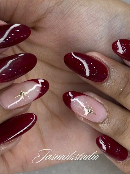 A gorgeous deep red set perfect for the festive season or a party. The accent nail with a simple star charm adds just the right amount of sparkle.