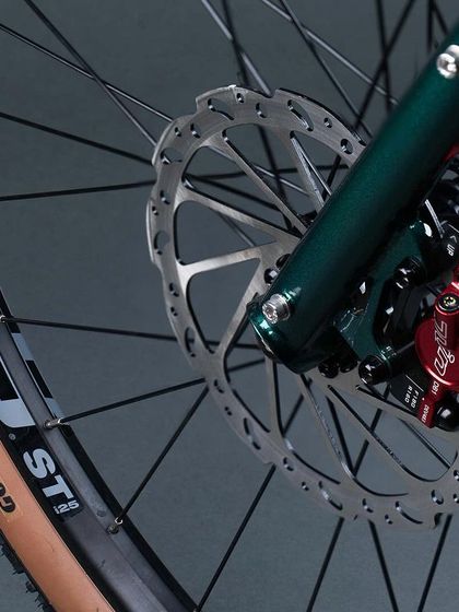 A close-up of the Juintech hydraulic disc brakes on the 'KETTLEXPRESS'. Reliable stopping power is non-negotiable, especially when your bike is loaded with gear for a long tour.