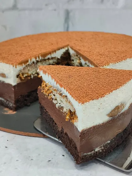 For me, taste is just as important as design. This is my signature Tiramisu Cheesecake, featuring layers of rich coffee-soaked sponge, creamy mascarpone, and a dusting of cocoa. It’s a perfect example of the gourmet, 100% vegetarian desserts I offer alongside my custom cakes.
