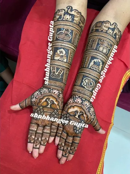 This wedding design is all about the details, without using any figures. I incorporated the couple's initials, auspicious symbols like the swastika, and traditional wedding elements like the kalash.