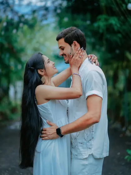 A beautiful, happy portrait in a lush green setting. The way Suchita and Om Prakash look at each other shows their genuine joy and love.