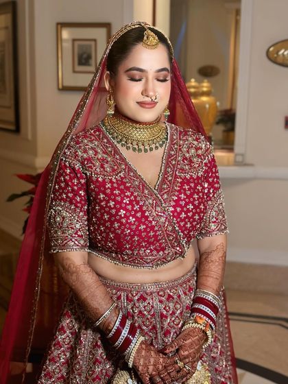 A close-up of this dreamy and simple bridal look. The focus is on flawless skin and softly defined eyes, creating a timeless elegance.