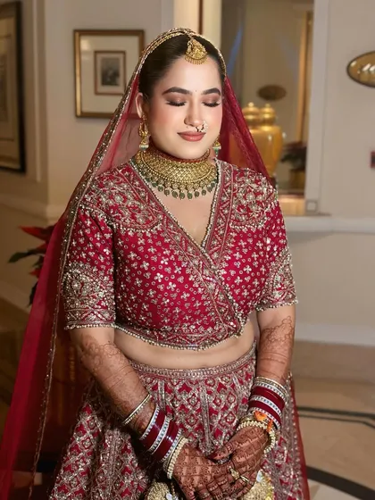 A close-up of this dreamy and simple bridal look. The focus is on flawless skin and softly defined eyes, creating a timeless elegance.
