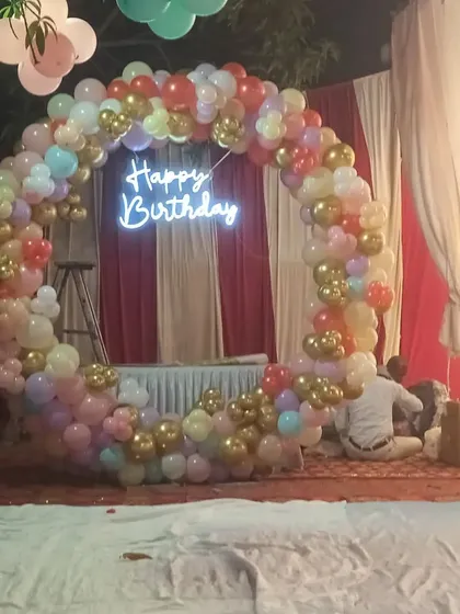 A clear view of the beautiful pastel and gold balloon ring for an outdoor party.