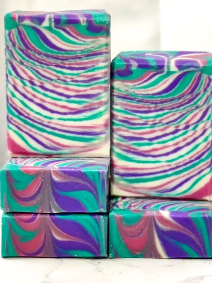 A third wall pour variation, creating fine, wavy lines of color.