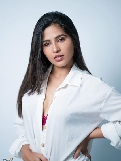 A modern and minimalist studio look. The simple white shirt and clean lighting create a fresh, confident, and versatile portfolio shot.