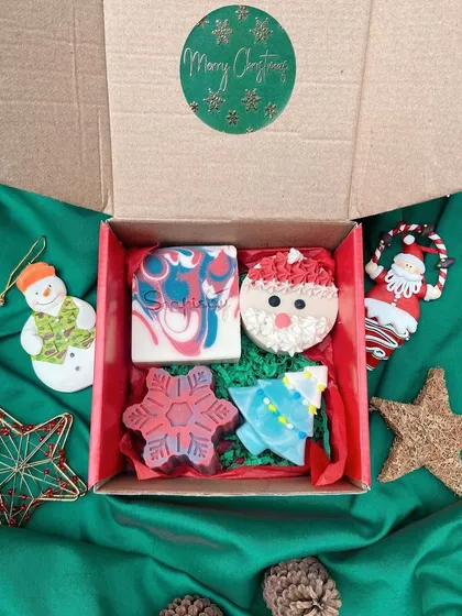 The holiday season is my favorite time to get creative. This Christmas gift box is packed with festive cheer, featuring a full-sized themed soap bar, an adorable Santa soap, a Christmas tree, and a delicate snowflake. It's a complete, ready-to-give present, handmade with all-natural ingredients.