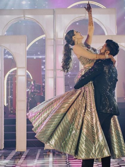 A perfect lift that feels straight out of a movie. We incorporate these beautiful, photo-worthy moments into our couple choreography to make your first dance unforgettable.