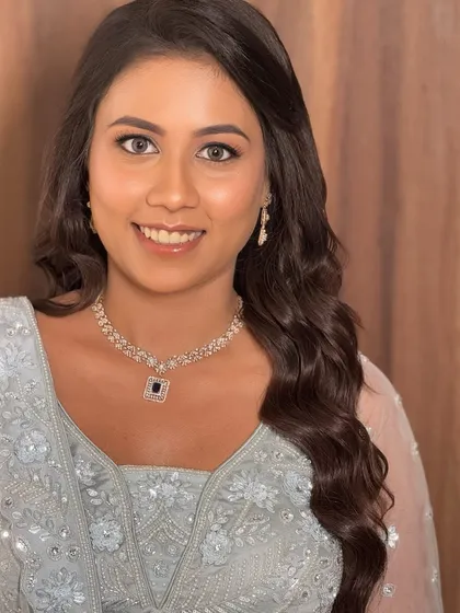 This reception look is all about soft glam and glowing skin. The subtle sparkle on the eyes and the beautiful diamond necklace create an elegant and sophisticated look.
