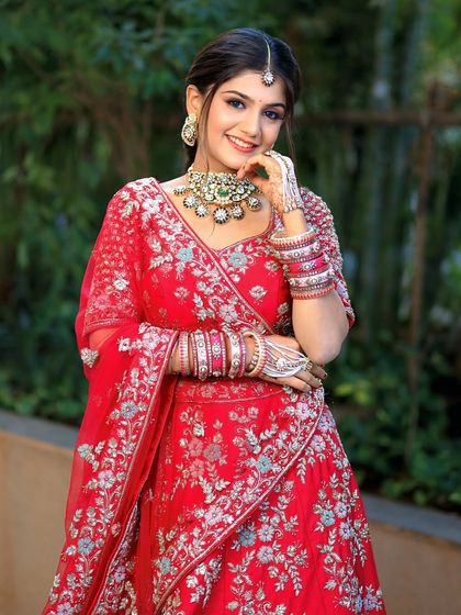 A complete bridal look featuring a heavy, gold-plated Kundan necklace, haath phool, and maang tikka, all available for rent.