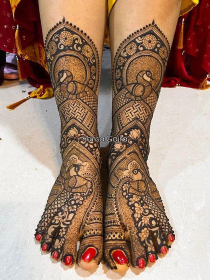 A full-coverage leg design with stunning symmetry. This look features large peacock motifs on both the feet and ankles, creating a bold and unforgettable statement.