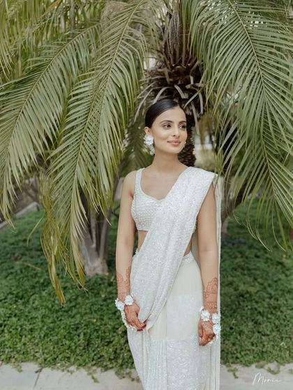 For this "phoolon ki haldi," we created a no-makeup makeup look. This is a crucial skill for artists to learn, focusing on perfecting the skin for a natural finish.