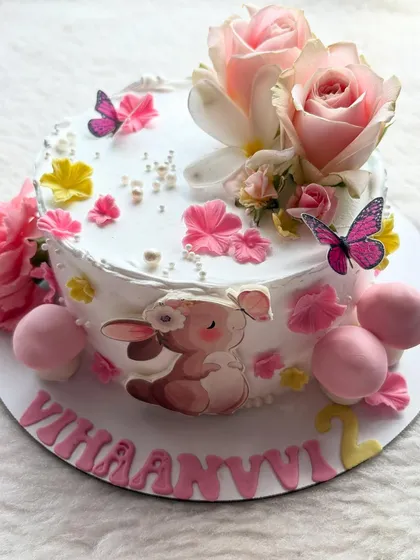 A close-up of the adorable bunny and floral cake for Vihaanvi.