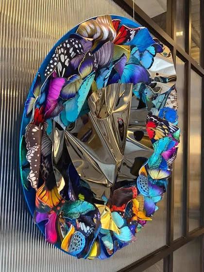 The reflection of the room is captured in the central steel element, making the artwork interactive.