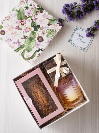 I believe in drama, detail, and delight. This floral gift box contains our popular tea cake and a scented candle, showing that even smaller gifts can be Xtraordinary.